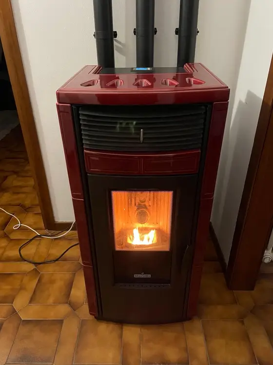stufa pellet accesa